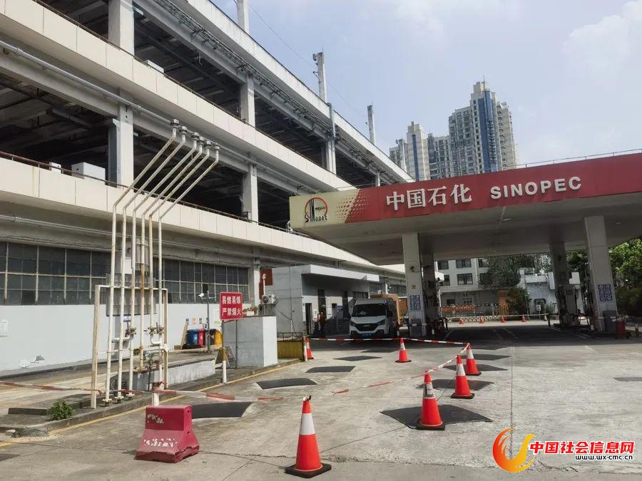 加油站6根通气管平地而起。子歌摄