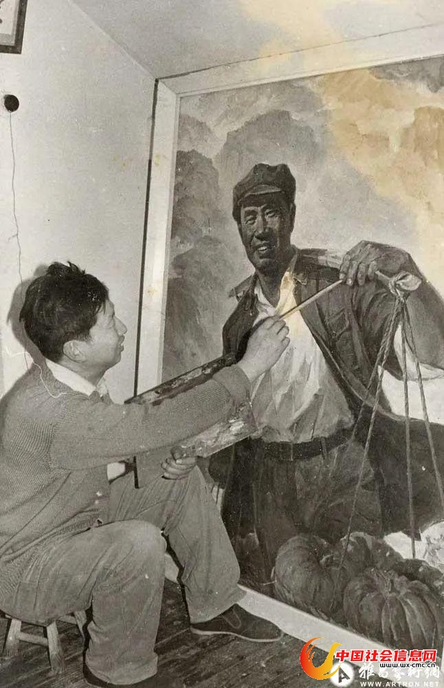 1977年，肖峰在延安饭店作画