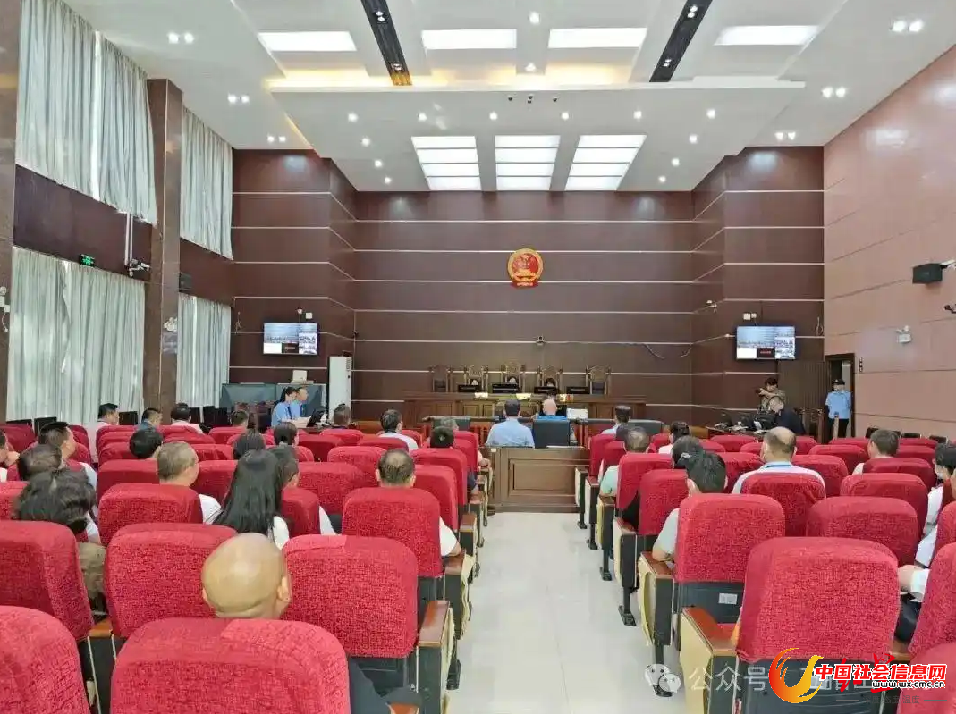 ▲卢刚受审现场(图片来源:海南省五指山市人民法院微信公众号)