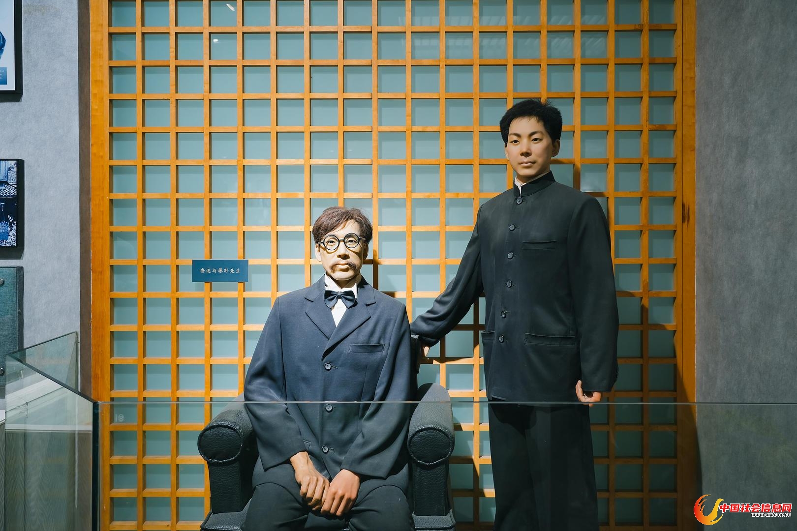 绍兴鲁迅纪念馆内的“鲁迅与藤野先生”雕塑 图据:视觉中国