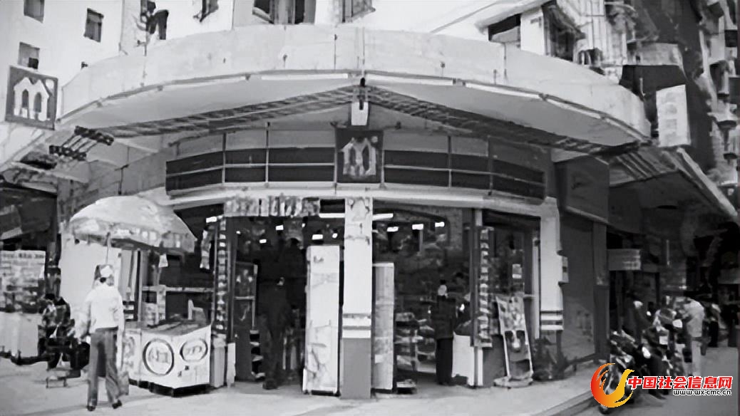 ● 1997年,美宜佳花园新村店。图片来源:美宜佳官网
