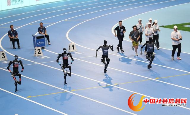 2025世界人形机器人运动会100米决赛,机器人选手起跑。程功摄