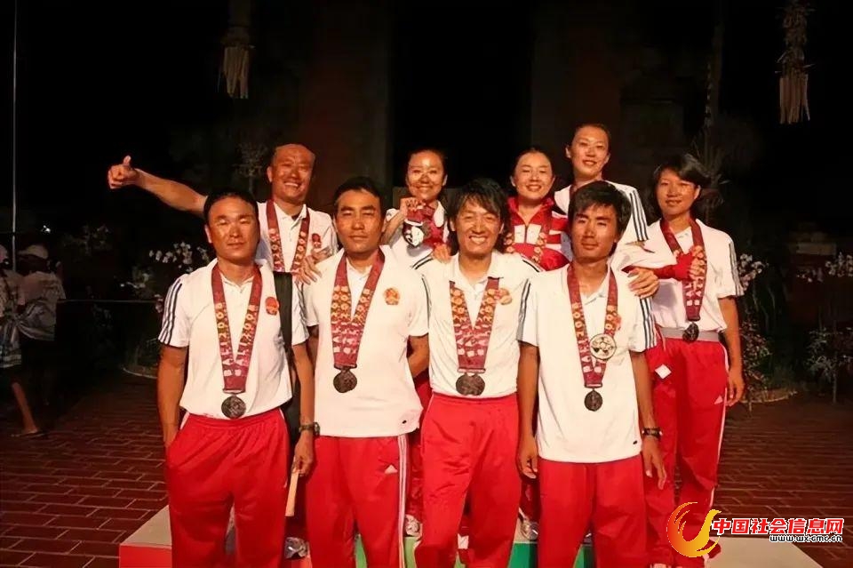 ● 王炜建（前排左三）