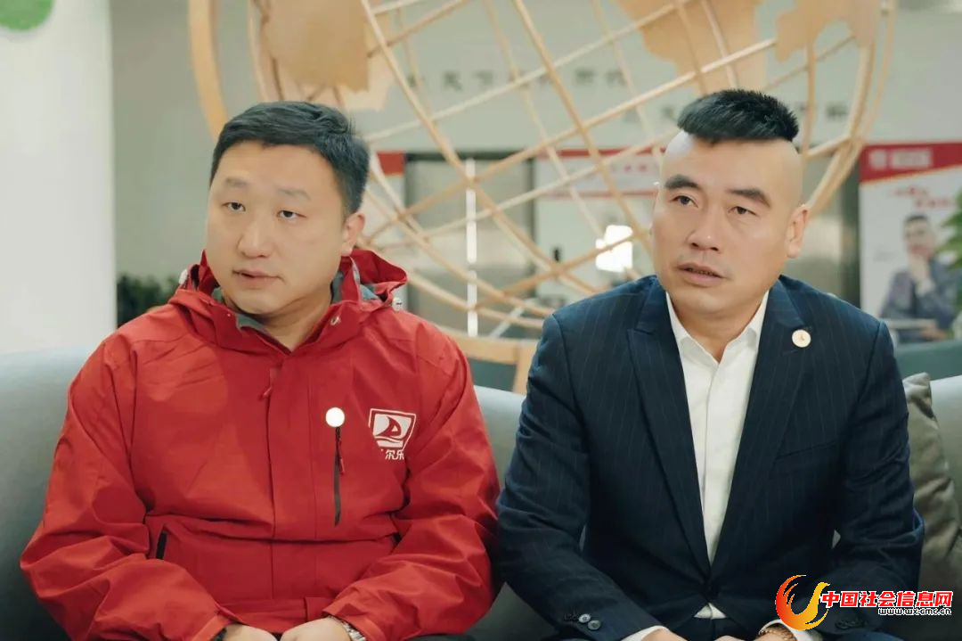 ● 乐尔乐董事长陈正国（右）