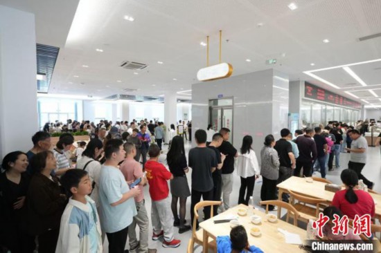 5月1日,衢州政府食堂排起长队。 (衢州市文化广电旅游局供图)
