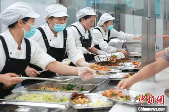 5月1日,衢州政府食堂工作人员配餐现场。 (衢州市文化广电旅游局供图)