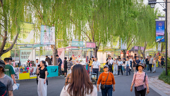 游客在乌镇西栅"运河春风集"。受访者供图