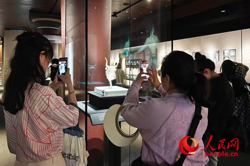 观众在故宫博物院参观展览。人民网记者 韦衍行摄