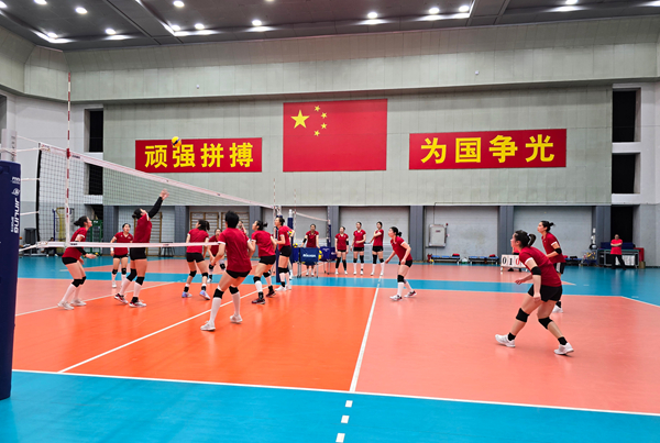4月28日,新一届中国女排进行训练。人民网记者 胡雪蓉摄