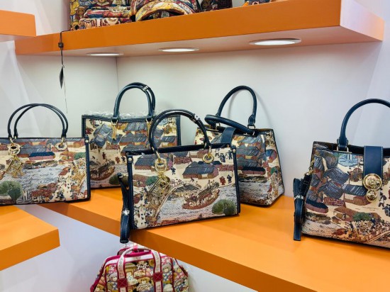 4月23日,第137届广交会第二期展出谷希欧皮具生产的《清明上河图》箱包系列。新华社记者赵紫羽 摄