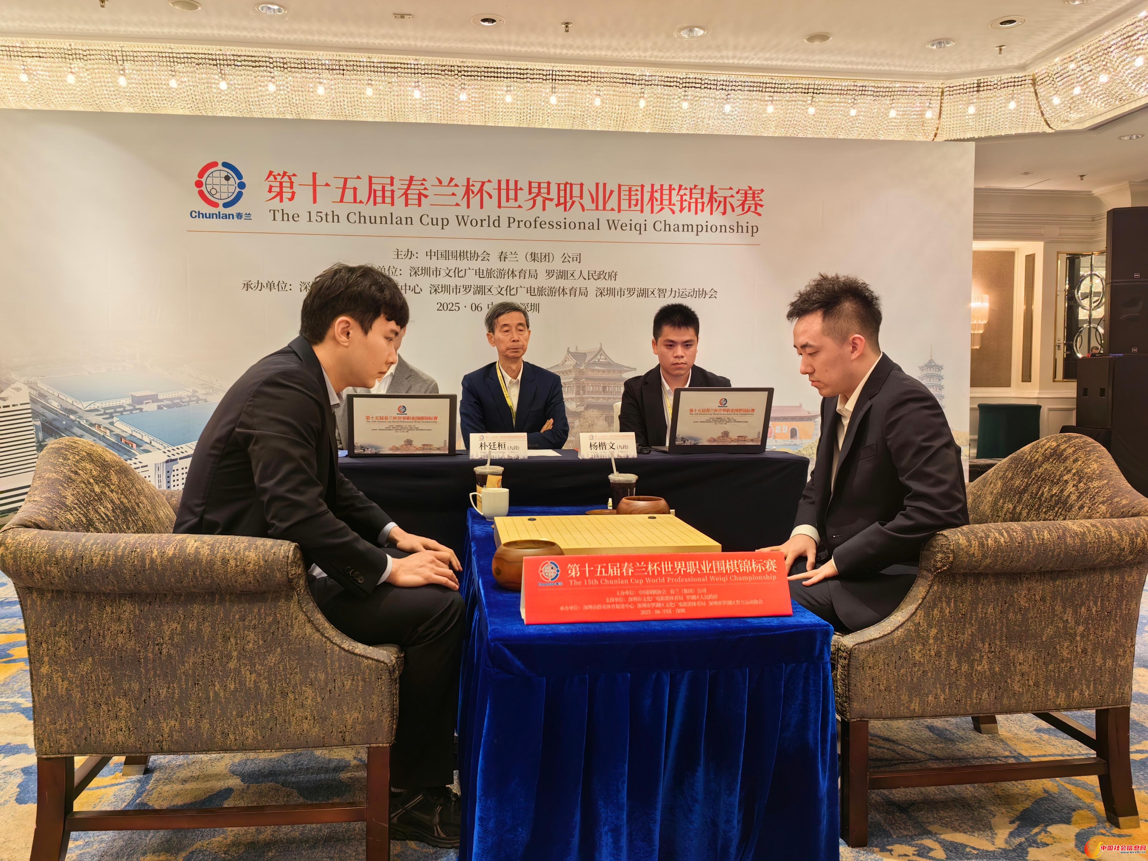 朴廷桓九段(左)与杨楷文九段在比赛中。人民网记者 李乃妍摄